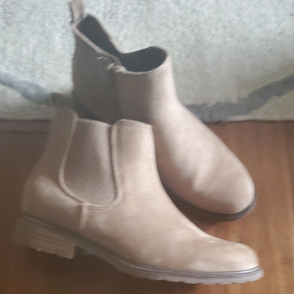 Women's Tan Chelsea Boots
